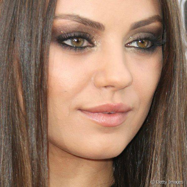 Mila Kunis não dispensa uma maquiagem com olhos marcantes, como a com sombra cinza cintilante que usou na première de 